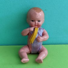 Пупсик из колкого пластика Schildkrot с согнутыми ножками, высота 8 см