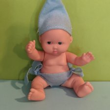 Очаровательный виниловый пупсик в голубой шапочке, высота 12,5 см