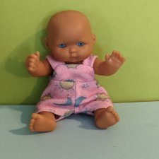 Виниловый голубоглазый пупсик смугляш, высота 12,5 см