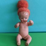 Керамический пупсик Hertwig 1508 в шапочке, высота 8 см