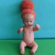 Керамический пупсик Hertwig 1508 в шапочке, высота 8 см