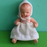 Керамический пупсик Hertwig 1508 в белом платье и шапочке, высота 8 см