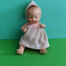 Керамическая куколка Hertwig 1509 с рельефными волосами, высота 9 см