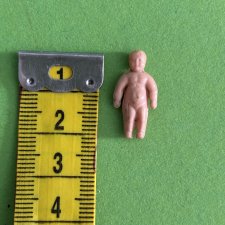 Очень редкая супер маленькая целлулоидная куколка, высота 2 см