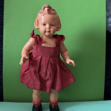 Куколка Milon Gehler с рельефными волосами в красном платье, высота 22 см.