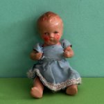 Керамический пупсик Hertwig с рельефными волосами, высота 9 см