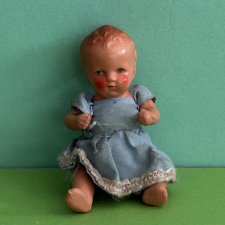 Керамический пупсик Hertwig с рельефными волосами, высота 9 см