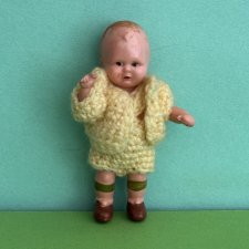 Куколка с рельефными волосами Edi, молд 7 в желтом костюме, высота 7 см