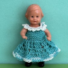 Куколка с рельефными волосами Edi, молд 4/8 в зеленом платье, высота 7 см