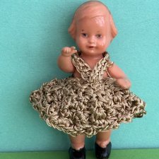 Куколка с рельефными волосами Edi, молд 4/8 в бежевом платье, высота 7 см