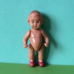 Куколка Edi с рельефными волосами, в малиновых туфельках, высота 8 см