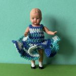 Куколка Plasticbaby с рельефными волосами, в платье, высота 9 см