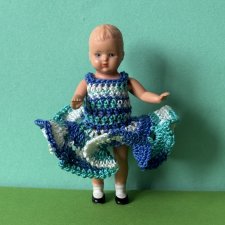 Куколка Plasticbaby с рельефными волосами, в платье, высота 9 см