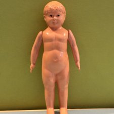 Целлулоидная ранняя куколка с рельефными волосами, высота 10,5 см