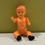 Целлулоидная куколка с рельефными волосами, высота 8,5 см