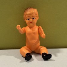 Целлулоидная куколка с рельефными волосами, высота 8,5 см