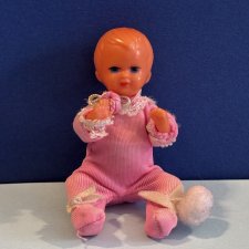 Пупсик из колкого пластика Emil Schwenk, высота 8 см
