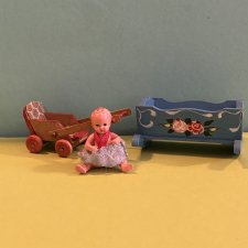 Пупсик Hertwig 5 см с коляской и кроваткой