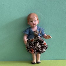 Целлулоидная куколка Minerva в синей жилеточке, высота 9,5 см