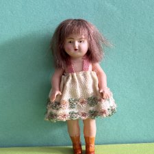 Целлулоидная куколка Minerva в родном платье, высота 9 см