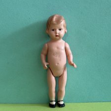 Целлулоидная куколка Minerva с рельефными волосами, голышка, высота 11 см.
