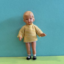 Целлулоидная куколка Minerva в желтой кофточке, высота 9 см