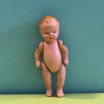 Фарфоровый немецкий пупсик с рельефными волосами, высота 8,5 см