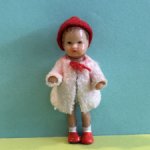 Куколка из колкого пластика Ari в шубке, высота 9 см