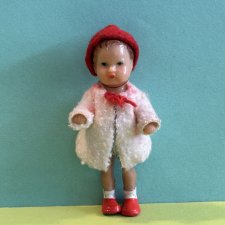 Куколка из колкого пластика Ari в шубке, высота 9 см