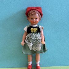 Куколка из колкого пластика Ari, родной аутфит, высота 10 см