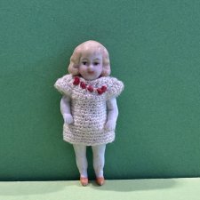Куколка из бисквитного фарфора с рельефными волосами, высота 6 см