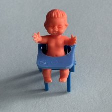 Редкий пупсик со стульчиком, девочка, родом из ГДР, СССР, высота 3 см