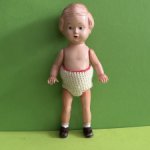 Куколка Edi из колкого пластика, высота 16 см.