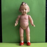 Куколка Milon Gehler с рельефными волосами, высота 22 см