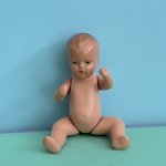 Керамический пупсик Tebu с рельефными волосами, высота 9 см