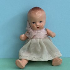 Керамический пупсик Hertwig, родной аутфит, высота 9 см