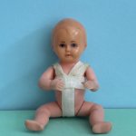 Пупсик Schildkrot с резиновыми конечностями, высота 9 см