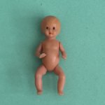 Пупсик из колкого пластика Emil Schwenk, высота 5 см