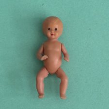 Пупсик из колкого пластика Emil Schwenk, высота 5 см