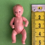 Маленький пупсик Hertwig из колкого пластика, высота 5 см