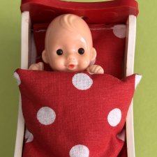 Чехословацкий пупсик Igra в кроватке, высота 7,5 см