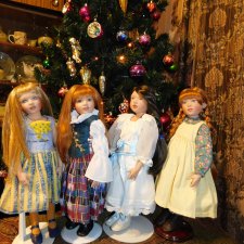 Киши у Рождественской Елки