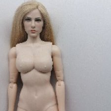 Аврил Лавин на теле ThreeQ