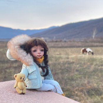 Жужик в Кахетии смотрит лошадок ♡
