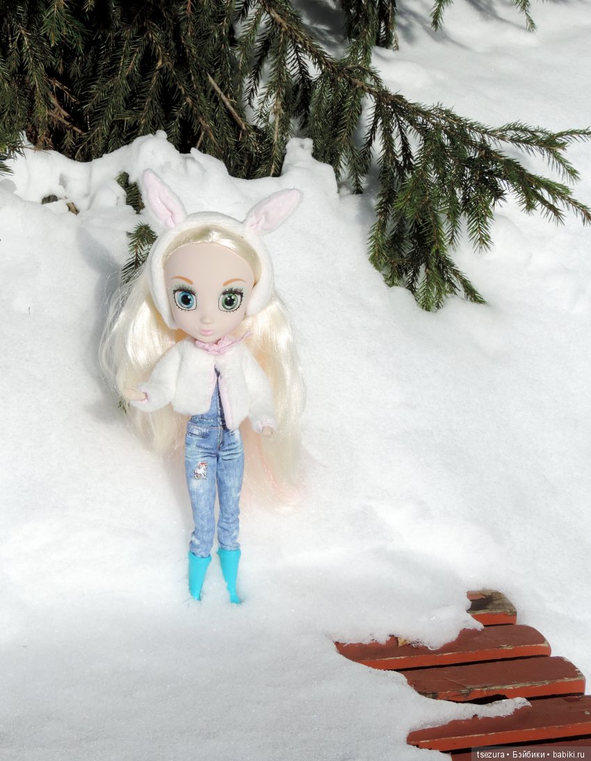 Белым по белому: блондинка на снегу