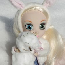 Белым по белому: блондинка на снегу