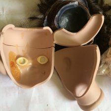 Уронили куклу на пол