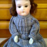 Маленькая антикварная куколка.