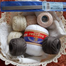 Набор ниток пастельных тонов для вязания кукольных носочков.