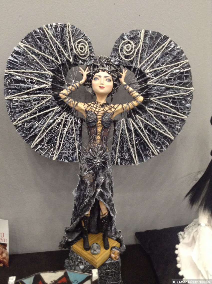 Волшебный мир Рождественских подарков на выставке "Царская кукла"